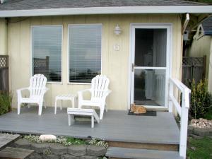 Private Getaway Cabin 6 deck