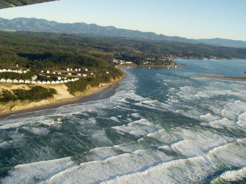 An image of Netarts Bay, located on the central Oregon coast, home of Happy Camp Hideaway